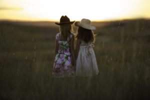 Na co zwrócić uwagę, wybierając sukienkę dla małej dziewczynki? Dawanda torebki i sukienki dla dzieci