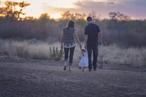 Sukienki dla dzieci robione na drutach. Co jest niezwykłego w sukienkach robionych na drutach? Sukienki dla dzieci na drutach wzory