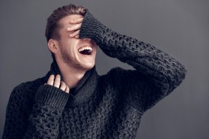 Swetry męskie – popularne wzory, fasony i kolory