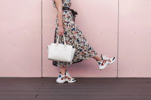 Najmodniejsze buty sportowe damskie – zobacz co nosić w 2021 roku!