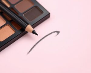 Eyeliner w pisaku – jak uzyskać perfekcyjne kreski krok po kroku?