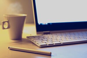 Czy szkolenie BHP przez internet jest ważne? Kiedy e-learning spełnia przepisy i kiedy nie